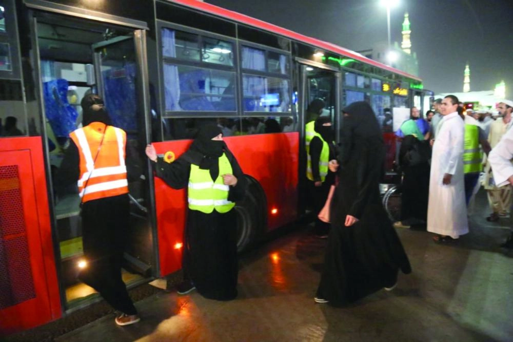 






حافلات النقل الترددي بإحدى المحطات (محمد عبداللطيف)