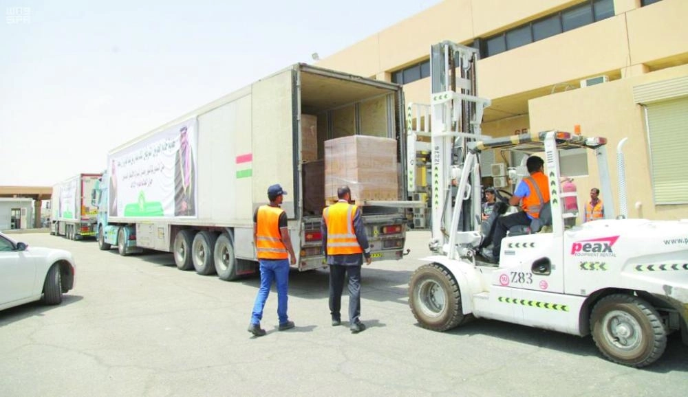 من عملية شحن التمور بمطار الملك خالد الدولي (واس)