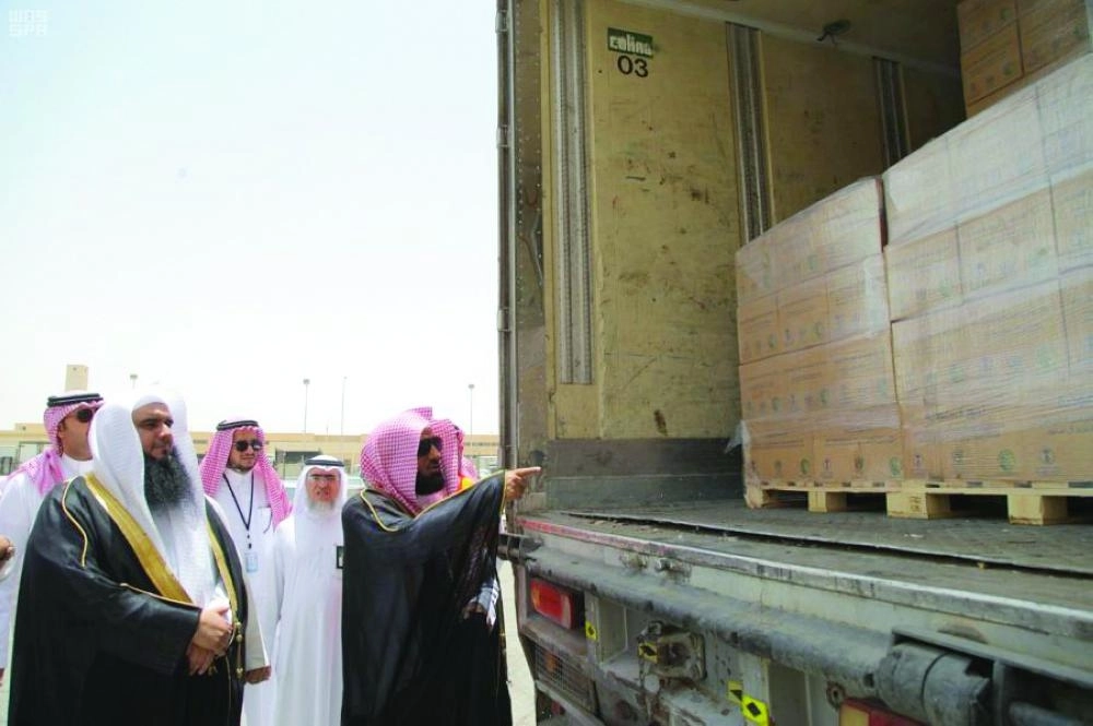 وزارة الشؤون الإسلامية تشرف على شحن الهدية في المطار (واس)