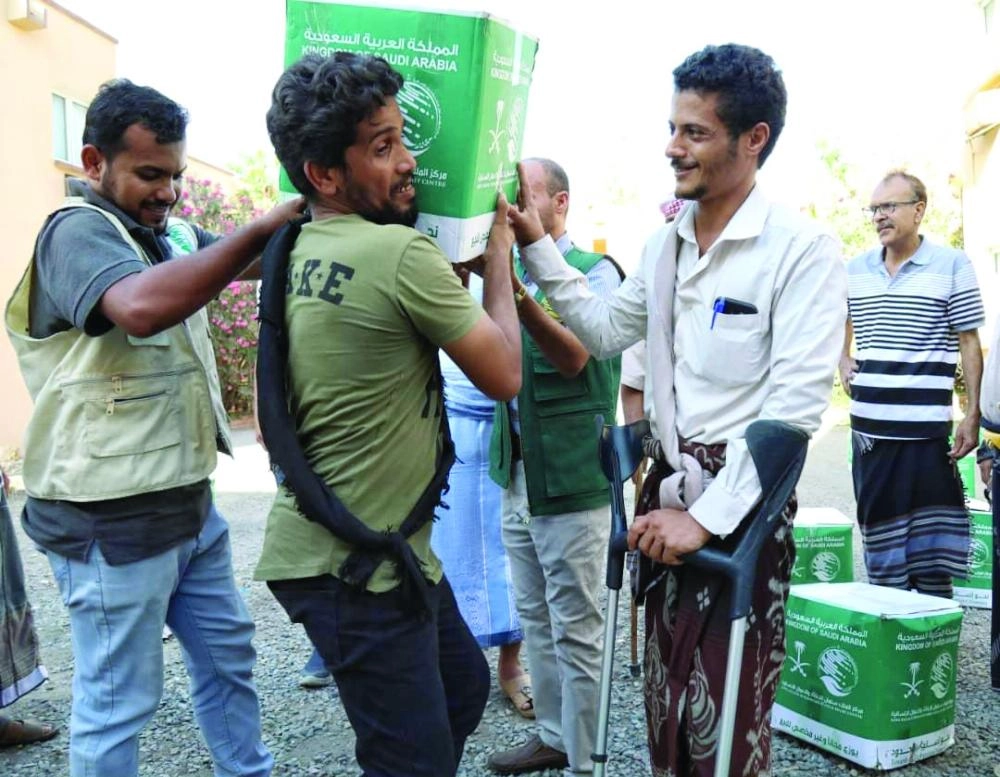 



توزيع السلال الغذائية السعودية في مأرب      (واس)