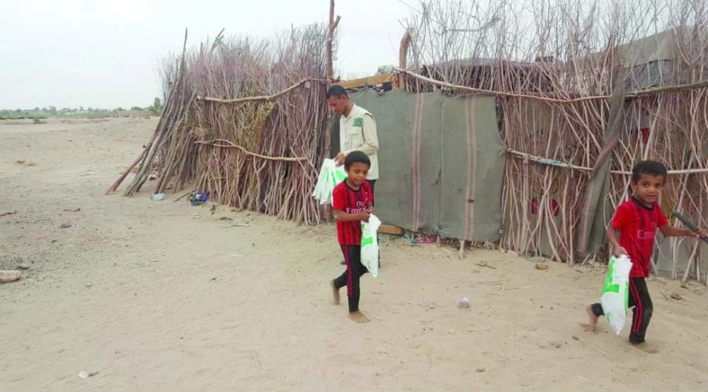 وجبات غذائية جاهزة يوزعها مركز الملك سلمان (واس)