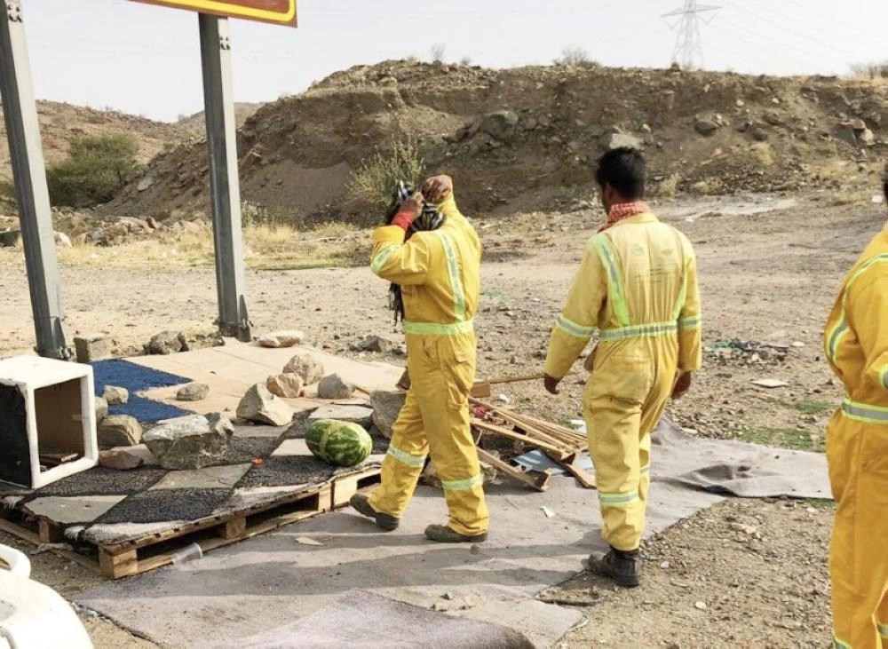 






من إزالة البسطات العشوائية جنوب الطائف     (مكة)