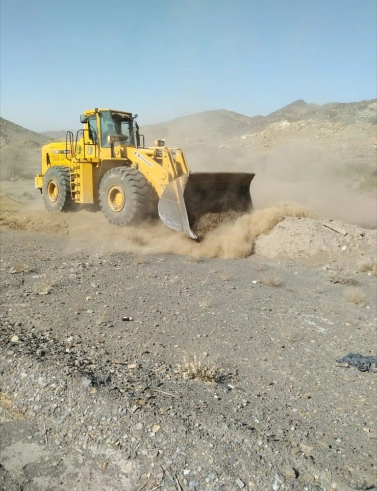   آلية تابعة للأمانة خلال الإزالة (مكة)