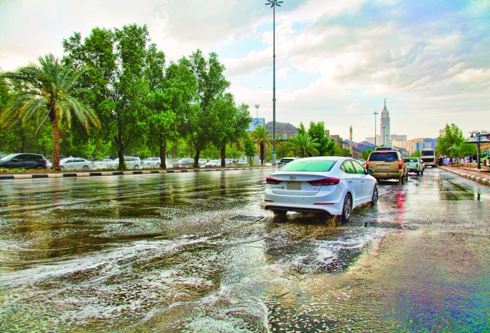 






مركبات تسير وسط مياه الأمطار                                          (أنس الحارثي)