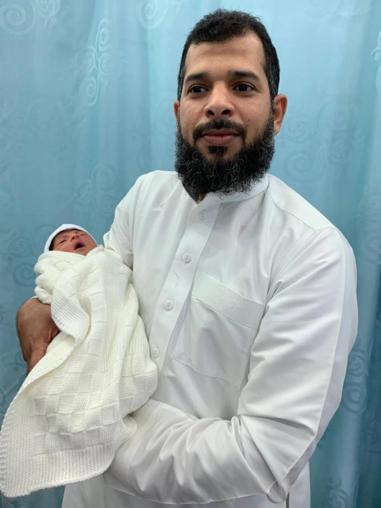 المولودة نور في حضن والدها