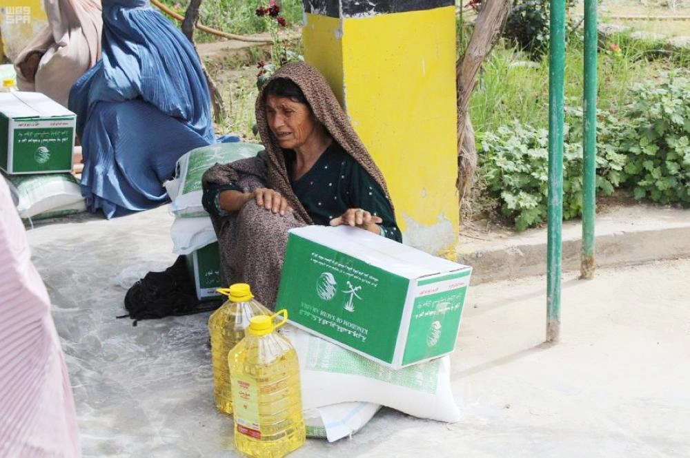 أفغانية حصلت على سلة الغذاء السعودية (واس)