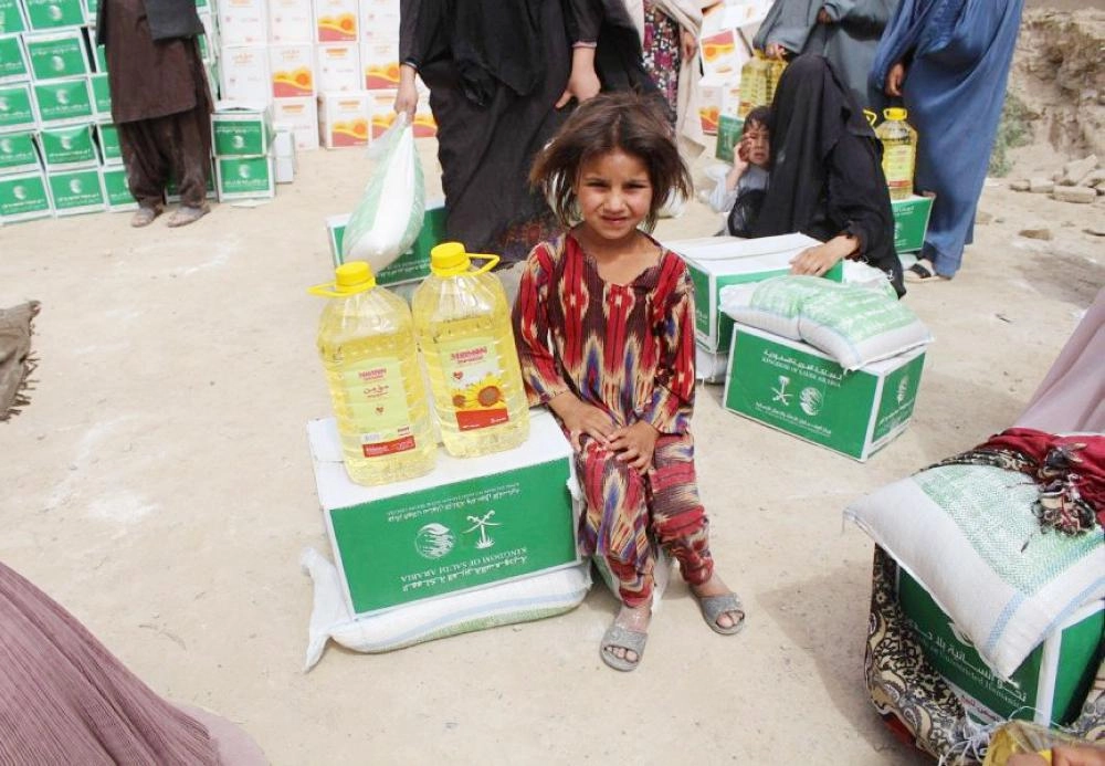 






طفلة أفغانية تحرس السلة الغذائية التي حصلت عليها أسرتها (واس)