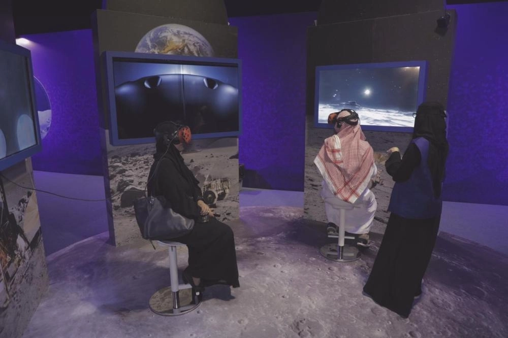 جانب من زوار فعالية موسم رمضان "خفايا القمر" ( مكة )