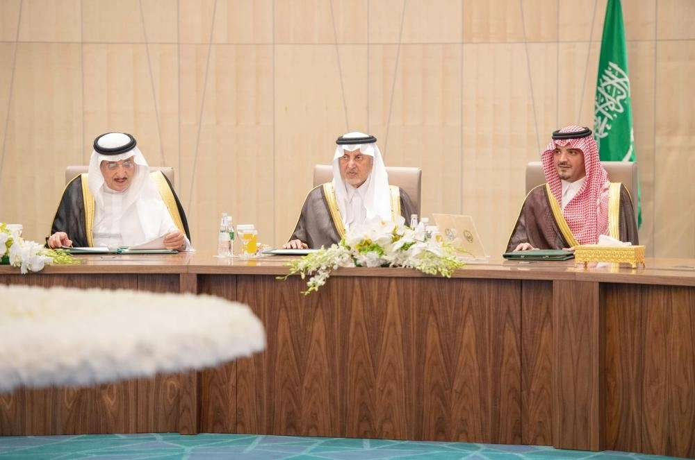 عبدالعزيز بن سعود مترئسا اجتماع أمراء المناطق أمس   (واس)