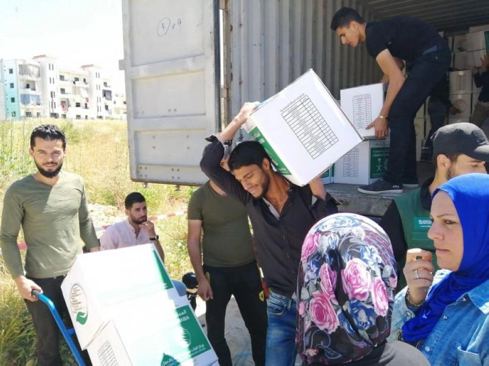 لبنانيون يحصلون على سلال رمضان السعودية (واس)