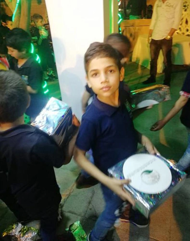 هدايا للأطفال في طرابلس من مركز الملك سلمان (واس)