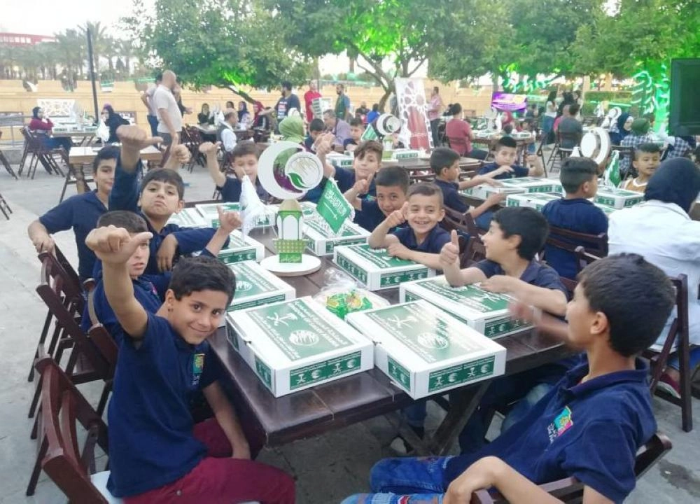 






أطفال سوريون يشعرون بالفرح بعد تسلم سلال رمضان          (واس)