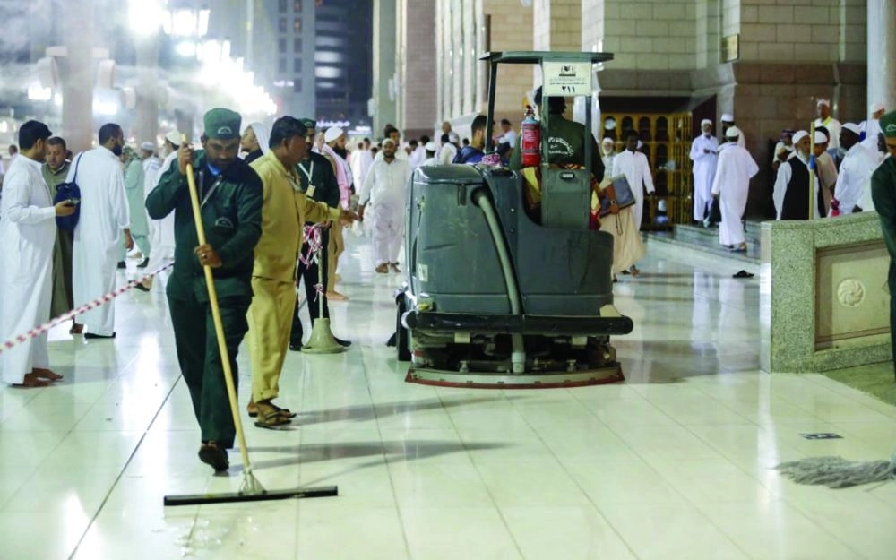 






.. وخلال غسيل الساحات                          (واس)    