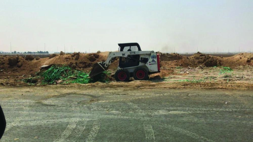 من أعمال إزالة المخلفات                                                                      (مكة)