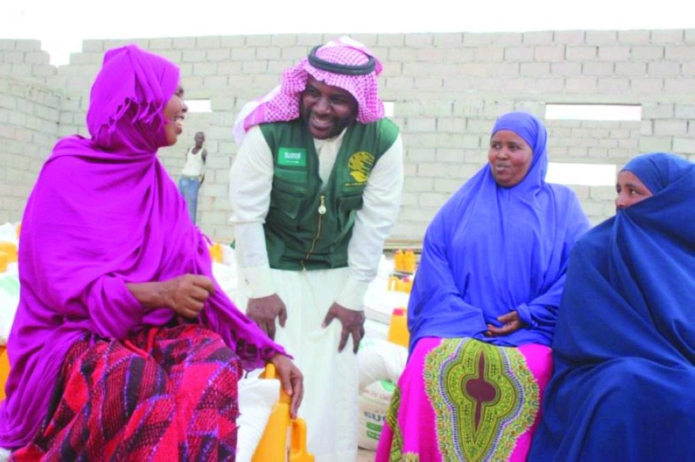 فريق مركز الملك سلمان يسلم السلال للصوماليات (واس)