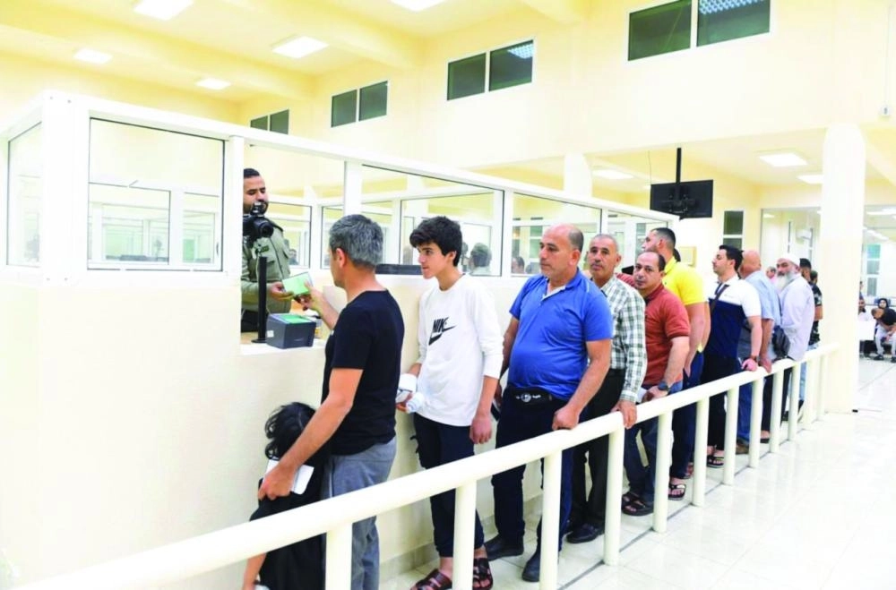 عراقيون أمام مكتب الجوازات بمنفذ حالة عمار      (واس)