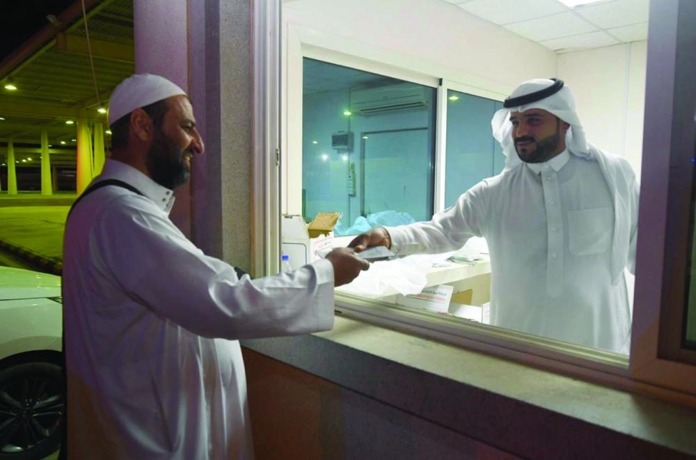 عراقيون أمام مكتب الجوازات بمنفذ حالة عمار      (واس)