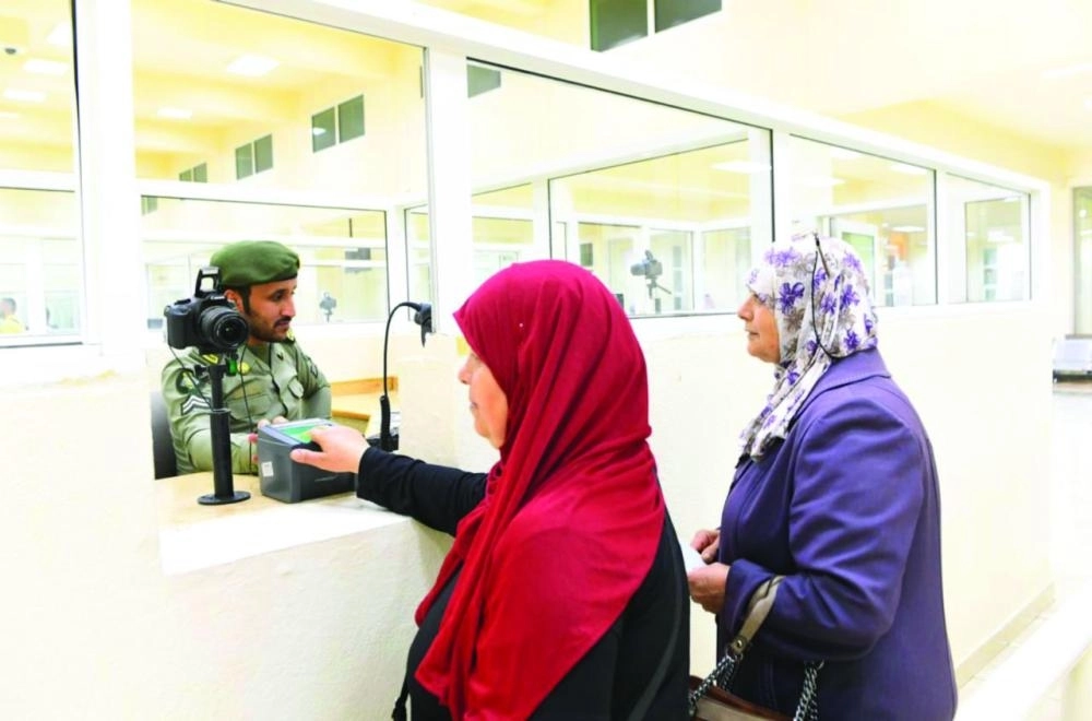 عراقيون أمام مكتب الجوازات بمنفذ حالة عمار      (واس)