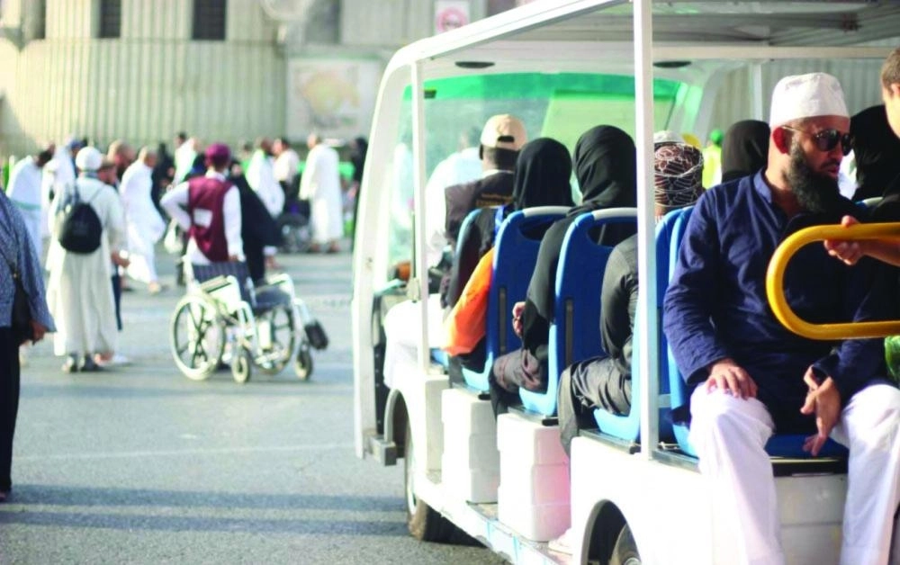 العربات خلال نقلها كبار السن في المسجد الحرام  