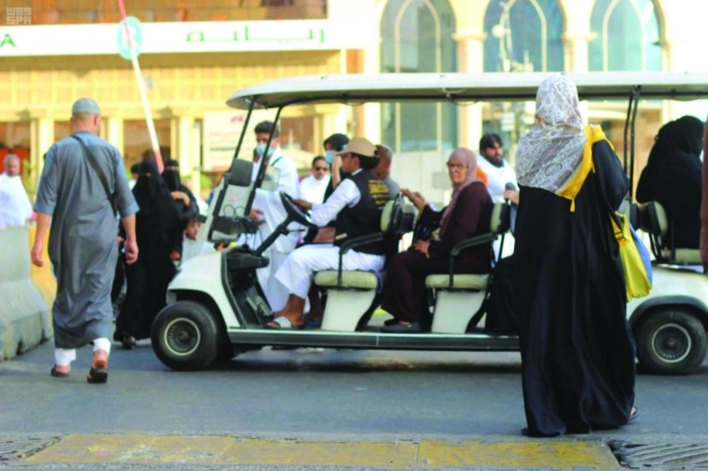 






عربة جولف تقل كبار سن في المسجد الحرام      (واس)