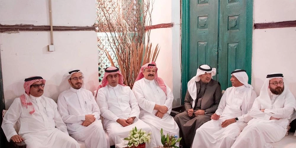 عدد من المثقفين خلال اللقاء  (واس) 