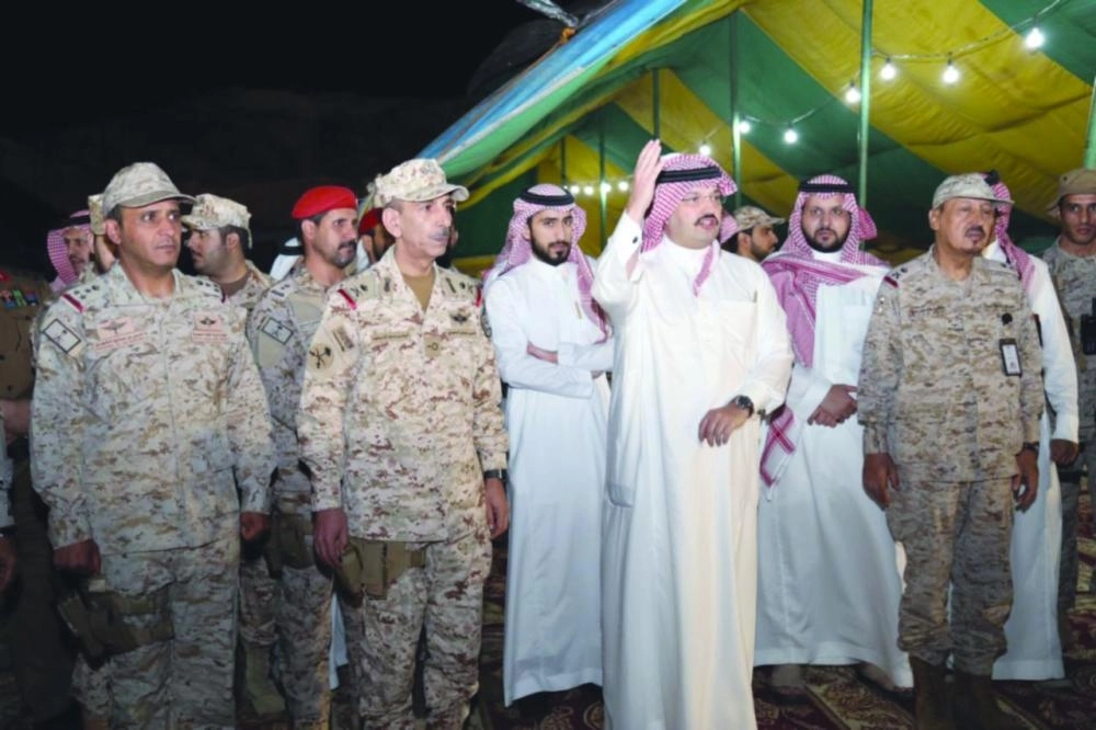 تركي بن طلال خلال زيارته أبطال الحد الجنوبي (مكة)