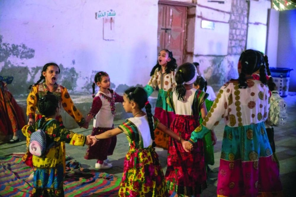 أطفال يؤدون إحدى الألعاب (مكة)