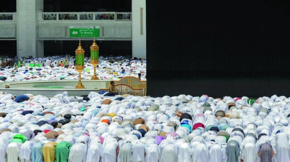 من صلاة الجمعة أمس في الحرم المكي (واس)