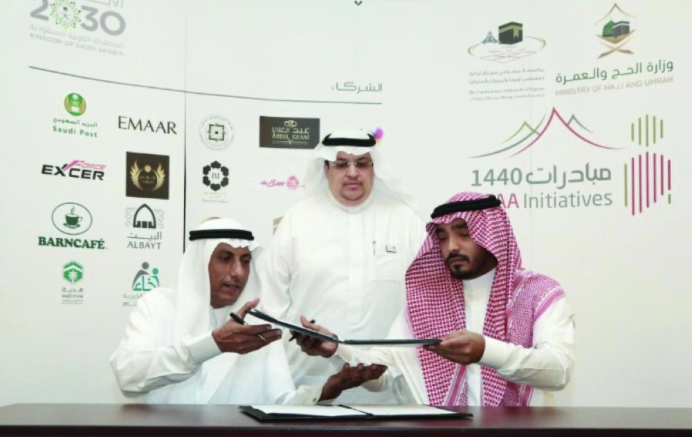 






 طارق عنقاوي يوقع إحدى اتفاقيات الشراكة                    (مكة)