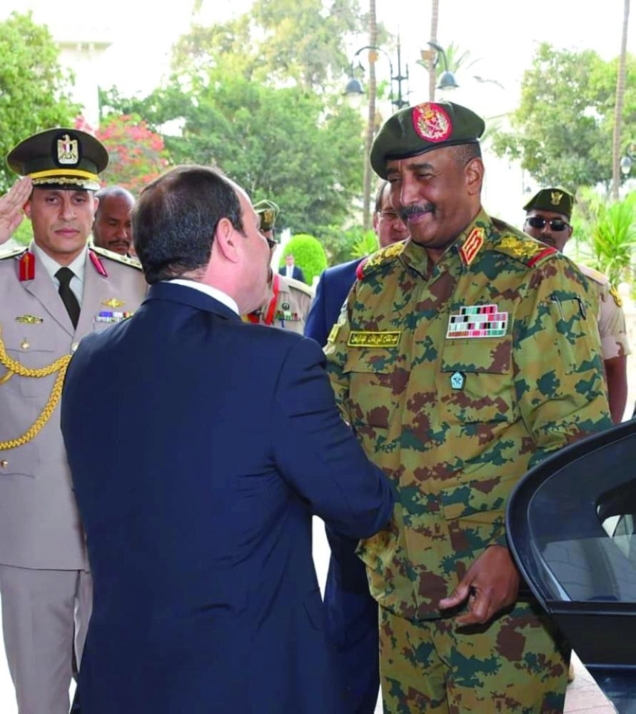 السيسي يستقبل البرهان بقصر الاتحادية المصري (مكة)