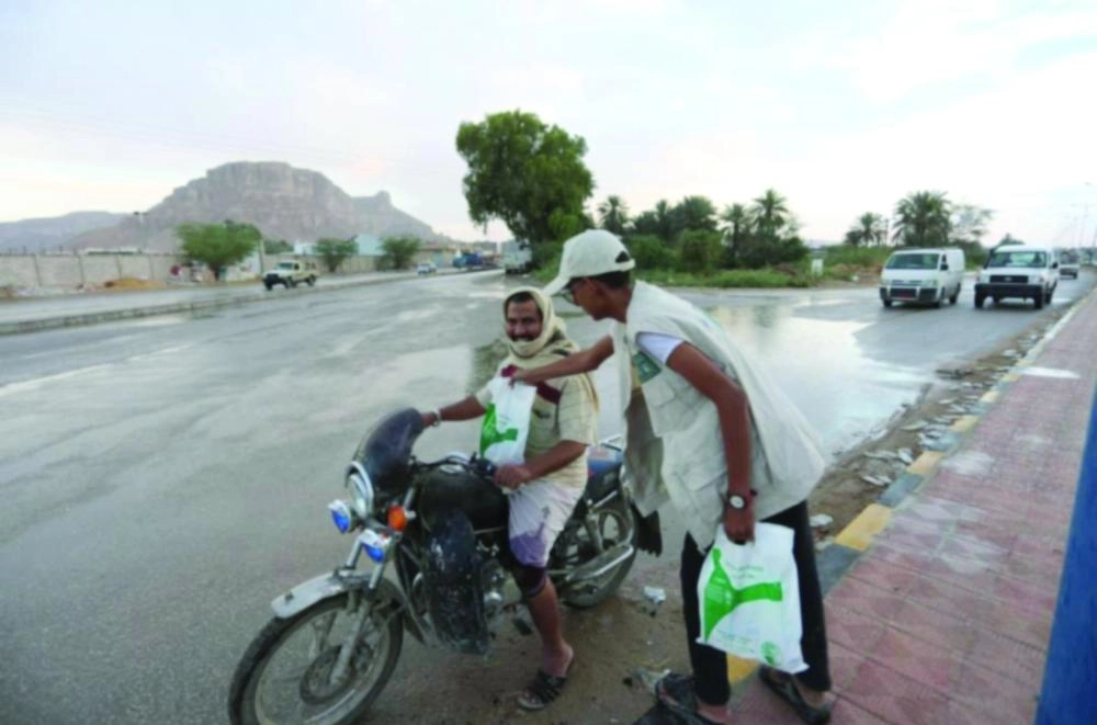 توزيع وجبات رمضانية جاهزة في حضر موت (واس)