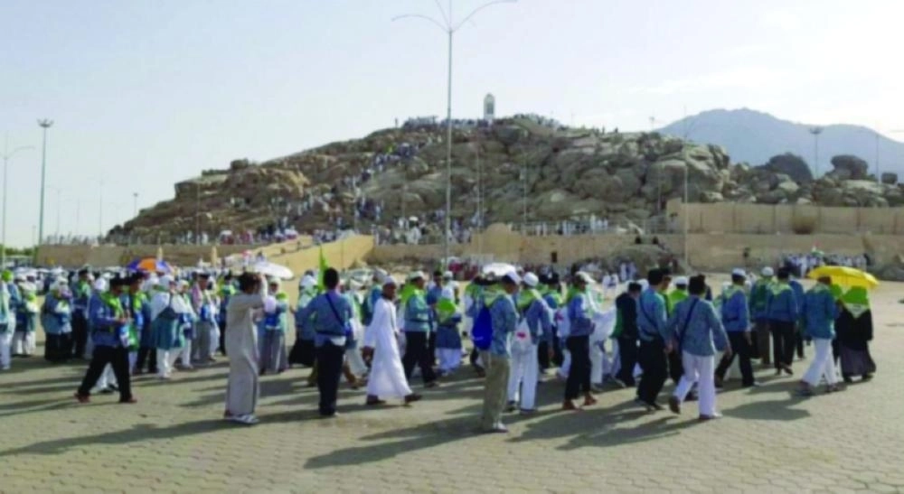 معتمرون يزورون جبل الرحمة 
