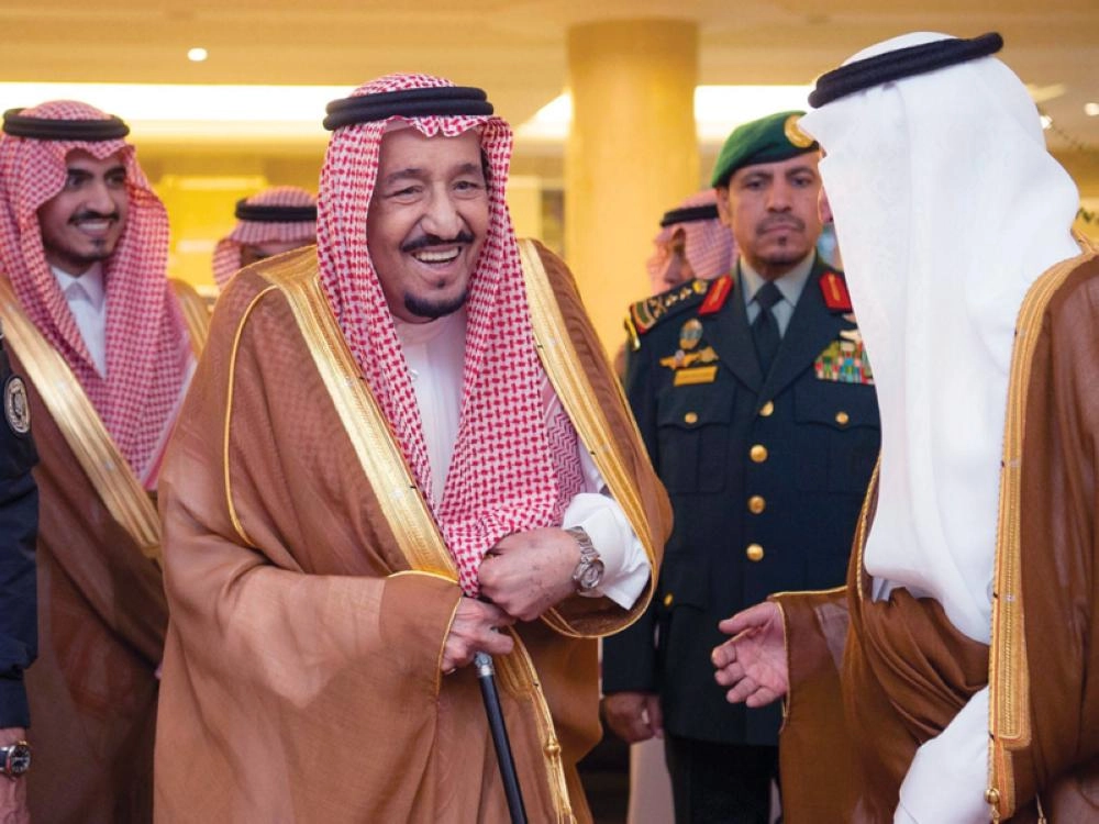 الملك سلمان لدى وصوله إلى مكة وفي استقباله خالد الفيصل (واس)