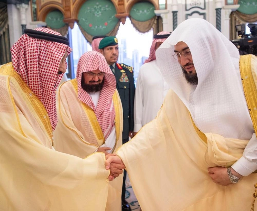 خادم الحرمين الشريفين خلال استقباله ولي عهد دبي ورئيس مجلس الأمة الكويتي وأصحاب الفضيلة العلماء والرئيس العام لشؤون المسجد الحرام والمسجد النبوي ووزير الحج والعمرة 