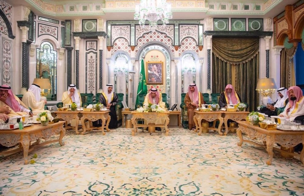 خادم الحرمين الشريفين خلال استقباله ولي عهد دبي ورئيس مجلس الأمة الكويتي وأصحاب الفضيلة العلماء والرئيس العام لشؤون المسجد الحرام والمسجد النبوي ووزير الحج والعمرة