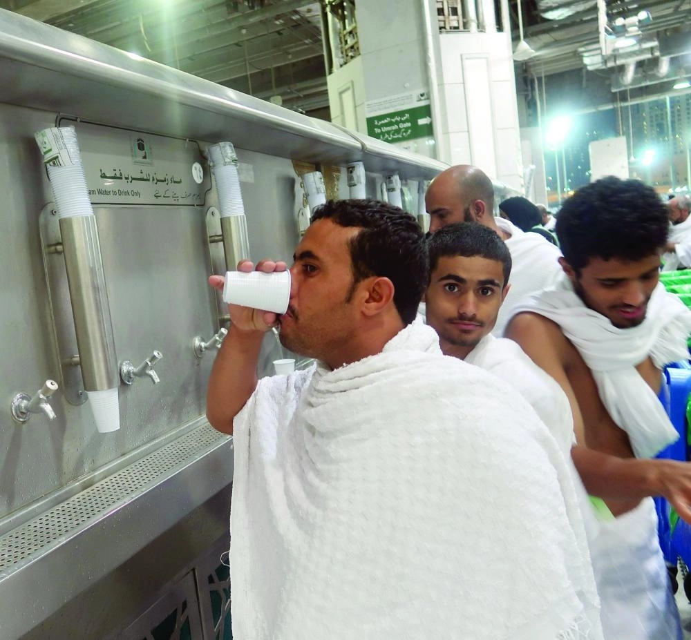 المعتمرون يرتوون من خزانات ماء زمزم             (واس)