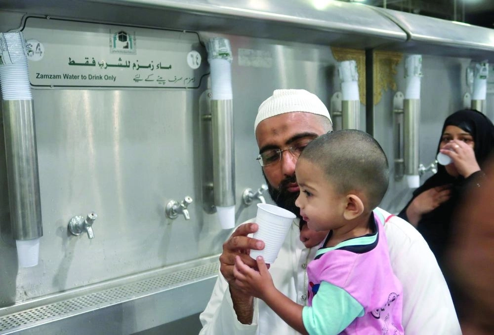 المعتمرون يرتوون من خزانات ماء زمزم             (واس)