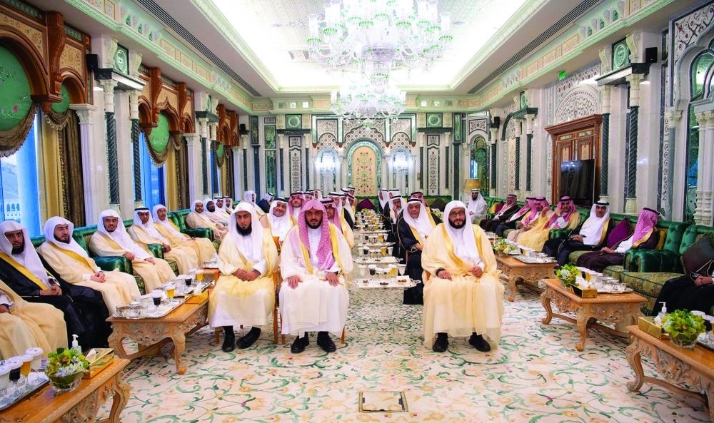 الملك سلمان خلال استقباله أئمة ومؤذني المسجد الحرام