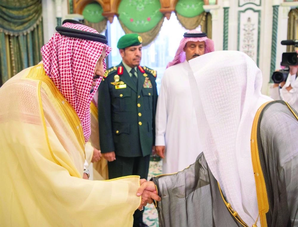 الملك سلمان خلال استقباله أئمة ومؤذني المسجد الحرام
