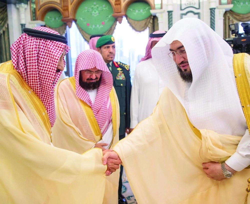 الملك سلمان خلال استقباله أئمة ومؤذني المسجد الحرام