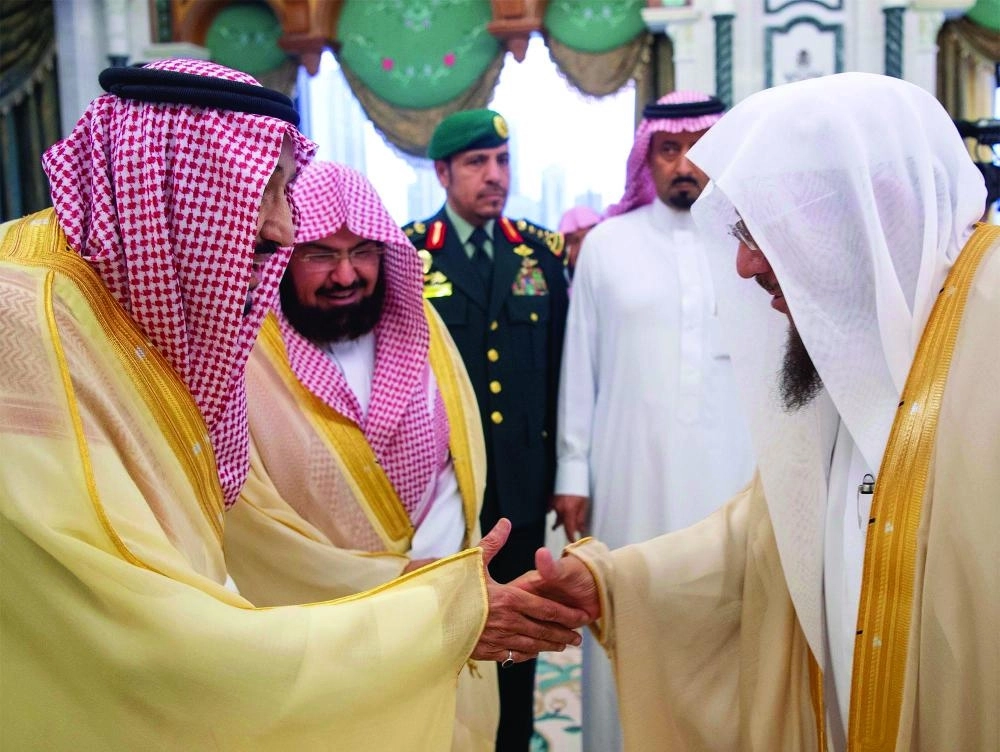 الملك سلمان خلال استقباله أئمة ومؤذني المسجد الحرام