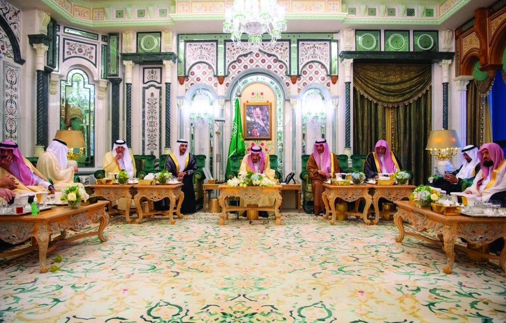 الملك سلمان لدى لقائه رئيس مجلس الأمة الكويتي وولي عهد إمارة دبي في قصر الصفا بمكة أمس                                     (واس)