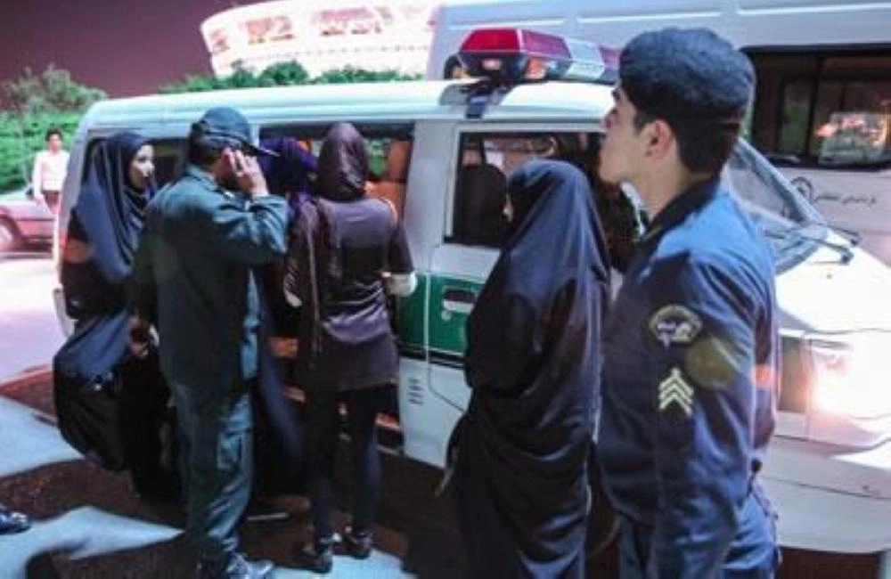 






إيرانيات تعرضن للاعتقال                                                                      (مكة)