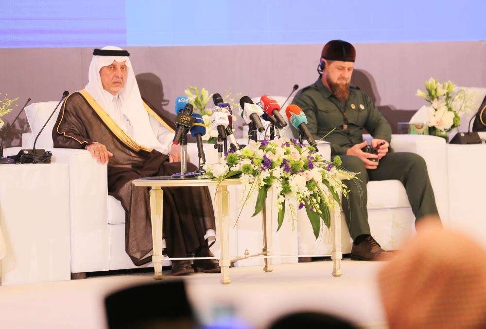 






خالد الفيصل ورمضان أحمدوفيتش خلال المؤتمر