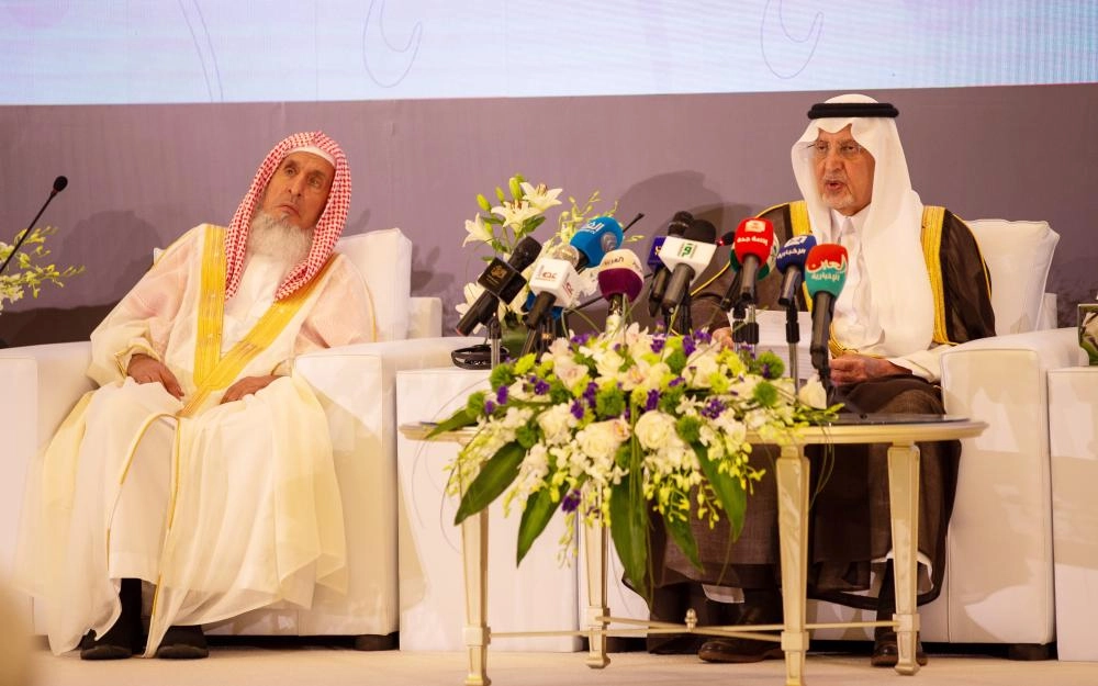 خالد الفيصل وعبدالعزيز آل الشيخ خلال المؤتمر                                                              (ياسر بخش)