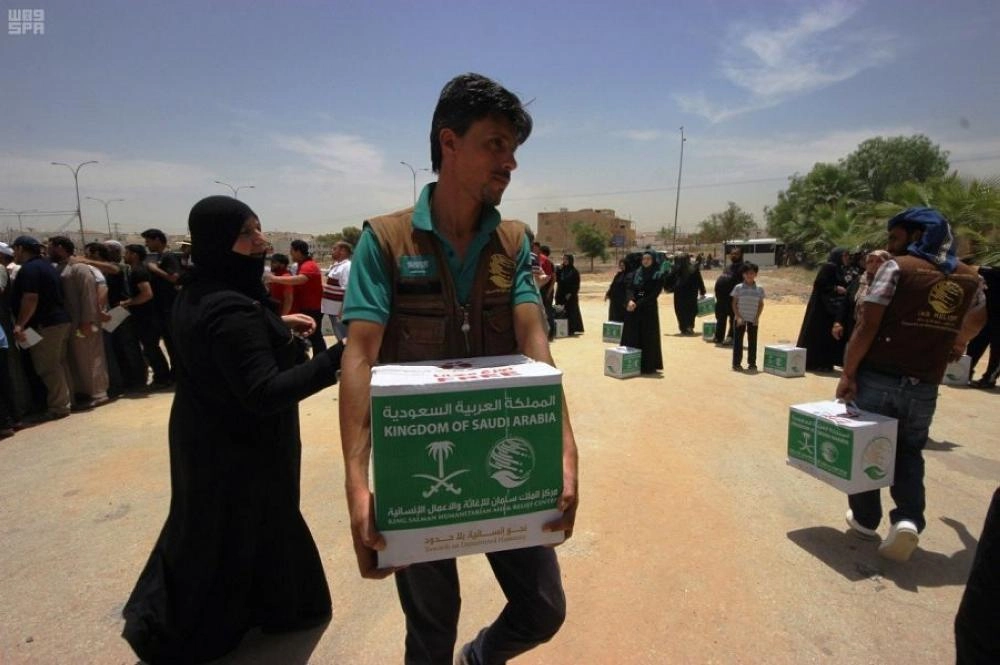 مركز الملك سلمان يوزع السلال في الزرقاء الأردنية (واس)