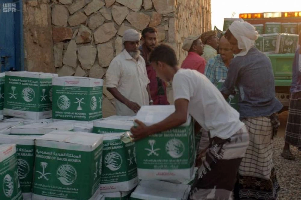 سلال رمضان في محافظة أرخبيل سقطرى اليمنية (واس)