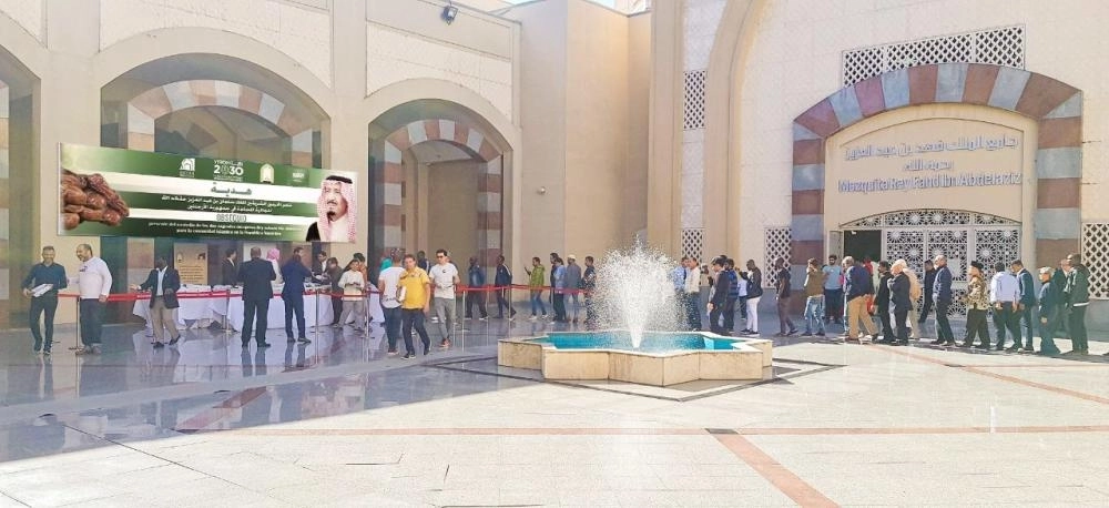 






من توزيع التمور في مركز الملك فهد الثقافي والإسلامي                                                                         (واس)