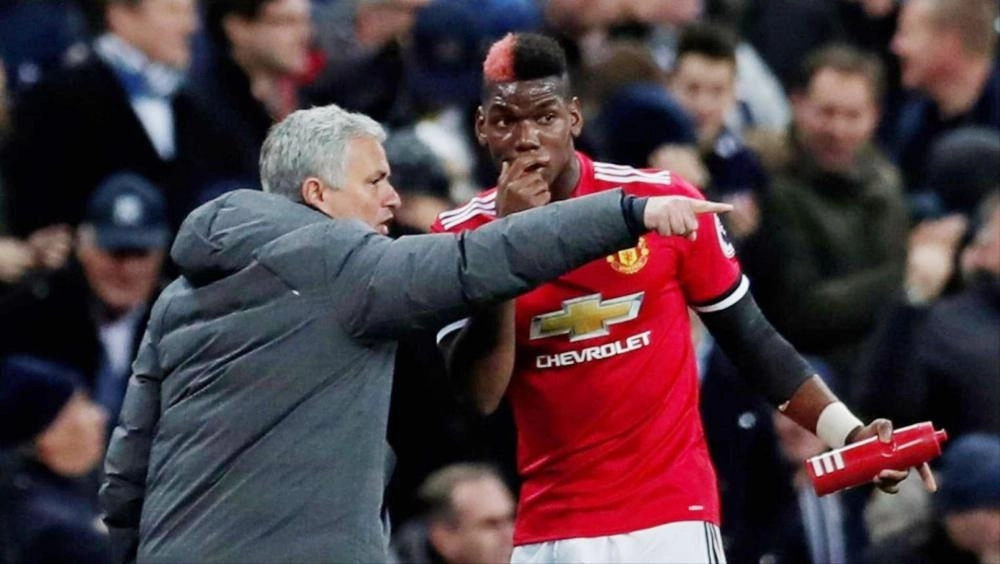 






مورينيو موجها بوجبا خلال مباراة       (موقع مانشستر يونايتد)