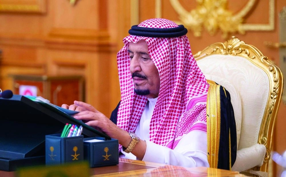 






الملك سلمان لدى ترؤسه جلسة مجلس الوزراء في قصر الصفا بمكة المكرمة                                                (واس)